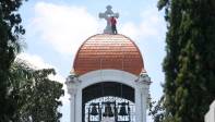 El templo preside el patio San Pedro que puede verse desde el ingreso principal del cementerio. Foto: Esneyder Gutiérrez. 