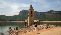 En Vilanova de Sau, España, la sequía en el embalse de Sau, dejó al descubierto una iglesia del siglo XI. Foto: Getty
