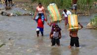 Los trocheros cargan a los migrantes en el paso del río Táchira o llevan mercancías a cuestas para que los comerciantes no tengan que pagar impuestos. Foto: Camilo Suárez