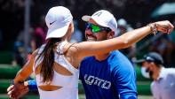 Emiliana Arango celebra su titulo con su entrenador Alejandro Falla. FOTO. Jaime Pérez