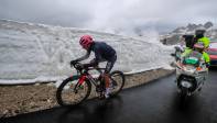 Bernal, atacó a sus rivales en los últimos cuatro kilómetros del ascenso y se impuso en la “Cima Coppi”, ubicada a 17 km de la meta y tomó una ventaja que le alcanzó para llegar solitario a la meta. Foto AFP
