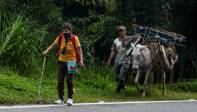 Las caminatas por varias horas de los campesinos para moverse debido a que el transporte público acortó su servicio. FOTO: JULIO CÉSAR HERRERA