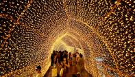Aprovechando las luces de este año, en la ciudad de New, Taiwán, los habitantes se toman fotos bajo los adornos navideños . FOTO EFE