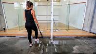 El agua se filtra hasta las canchas de squash y ya tiene la madera deteriorada. JAIME PÉREZ.