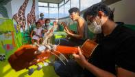Las canciones son distintas para cada tipo de pacientes. Es diferente para bebés, niños y adultos. Foto: MANUEL SALDARRIAGA QUINTERO.
