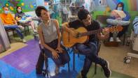 María José Sánchez y Anderson Medina Ríos, son los músicos que tiene la clínica para cantarles a los pacientes internados y a sus familiares y cuidadores. Foto: MANUEL SALDARRIAGA QUINTERO.