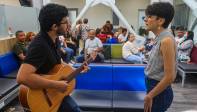 Los jóvenes recorren la clínica, pasan por las habitaciones ofreciendo su servicio, así como se ofrece comida u otro beneficio. ¿Quiere que lo acompañemos con música? Los pacientes deciden. Foto: MANUEL SALDARRIAGA QUINTERO.