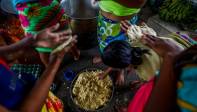 Las mujeres son las encargadas de la preparación de los alimentos. Foto : Manuel Saldarriaga