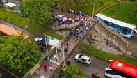 Vista área de los usuarios en la estación tricentenario tomando el bus. Foto: MANUEL SALDARRIAGA QUINTERO.
