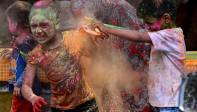  En las calles y los patios se organizan “batallas” donde los participantes se lanzan polvos de colores y agua teñida, algo que simboliza la felicidad. Foto: Getty