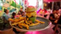 Uno de los platos más populares es la avoburguer, una hamburguesa que en vez de pan tiene aguacate. Foto : Camilo Suarez