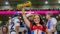 La selección de Estados Unidos fue animada entre otras, por súper heroínas como la Mujer Maravilla que llegó con su traje y con la copa en la mano para respaldar a los próximos anfitriones del Mundial. FOTO: JUAN ANTONIO SÁNCHEZ 