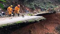 Las personas hacen transbordo en el lugar para poder llegar a sus destinos mientras acondicionan en paso por un carril. Foto: Julio César Herrera