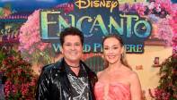 Carlos Vives, que tuvo un show musical, estuvo acompañado por su esposa Claudia Elena Vásquez. FOTO Alberto E. Rodriguez/Getty Images for Disney