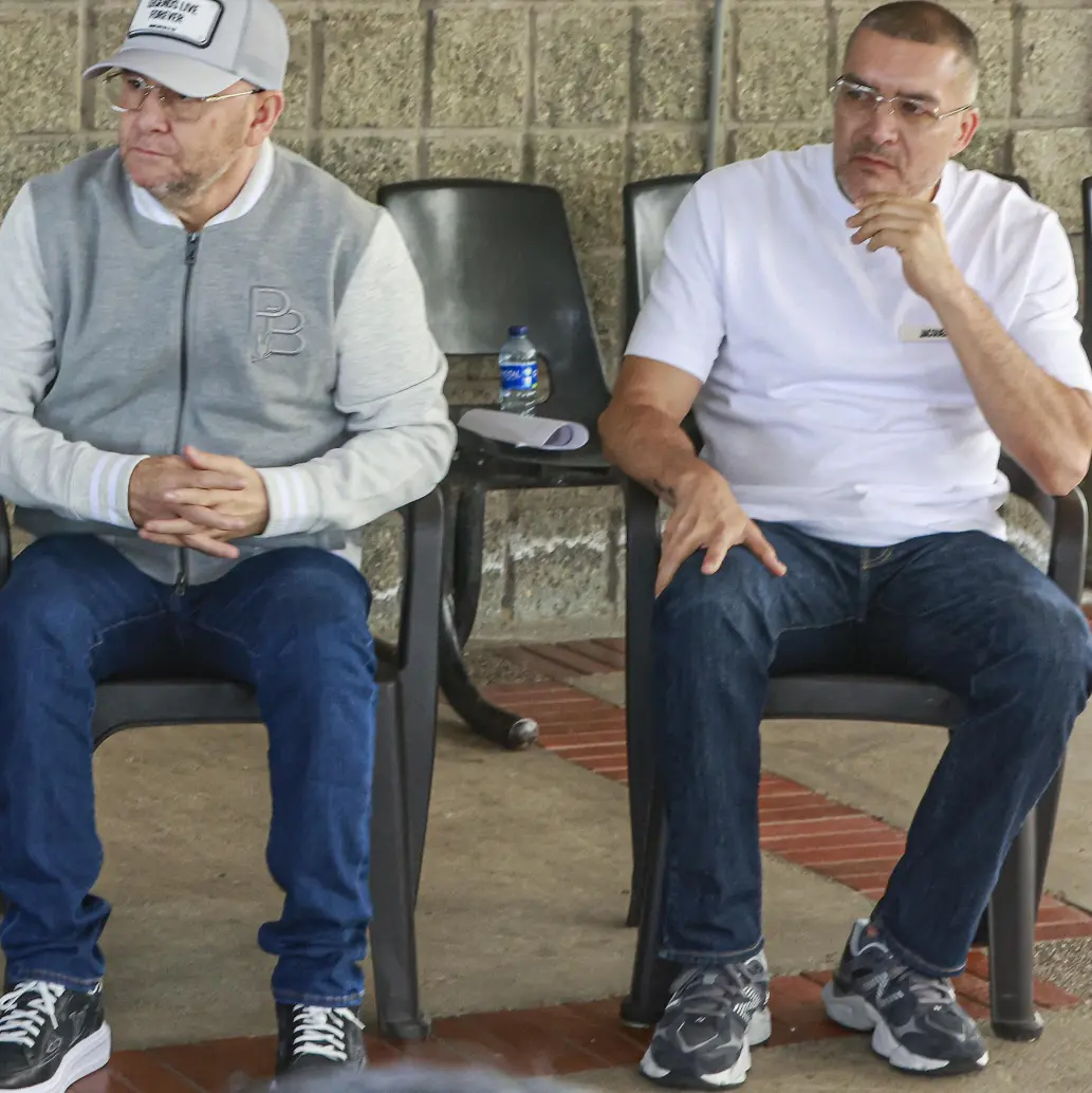 Al centro (de gorra), José Leonardo Muñoz Martínez, alias Douglas. Foto: Manuel Saldarriaga Quintero.