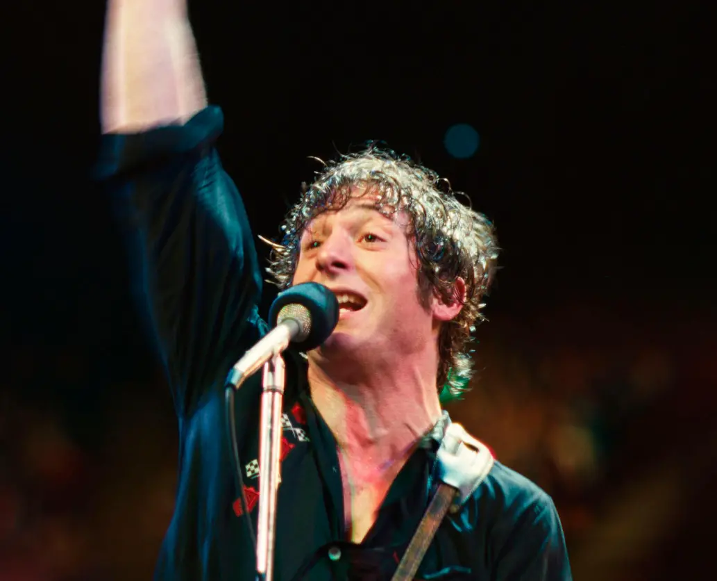 No es Bruce Springsteen, aunque se parece mucho; es la interpretación que el actor Jeremy Allen White hace del cantante de New Jersey y del que se estrenará en octubre una nueva película llamada Springsteen: música de ninguna parte. FOTO Cortesía 20th Century Fox