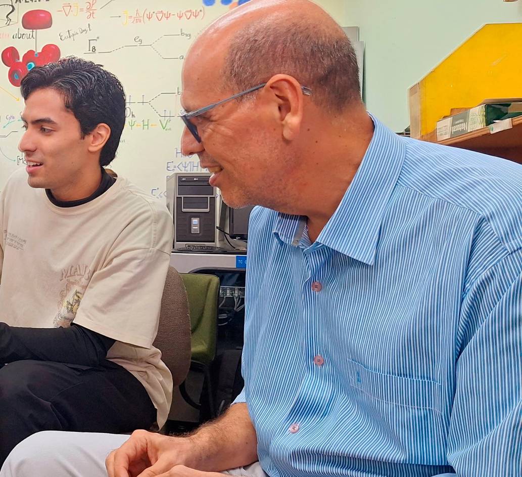 El profesor Albeiro Restrepo (izquierda) y el estudiante Jhoan Londoño (derecha) lideraron desde la UdeA el estudio sobre moléculas insaturadas en el espacio. FOTO cortesía Universidad de Antioquia