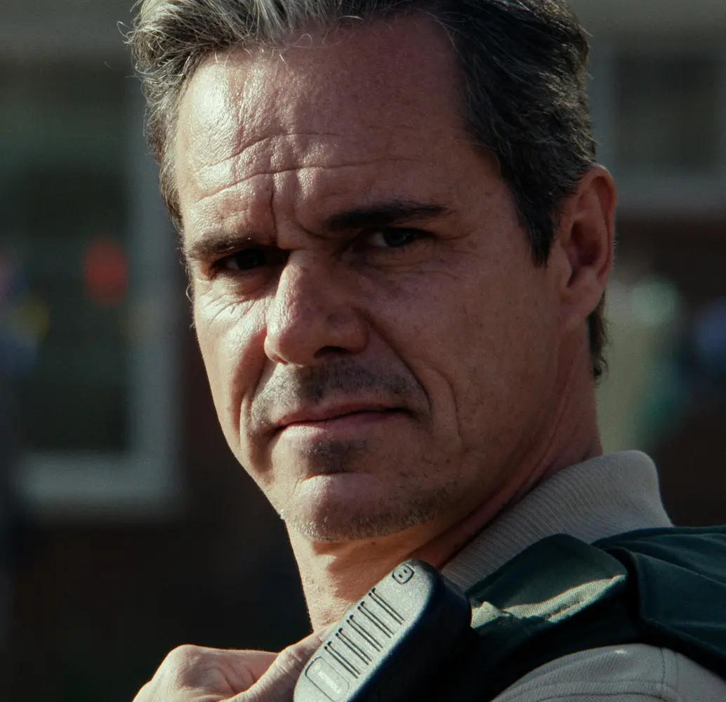 Tony Dalton en su papel del villano Ray Vega en la serie<i> Sugar</i>, que actualmente se emite por Apple TV. FOTO cortesía Apple TV