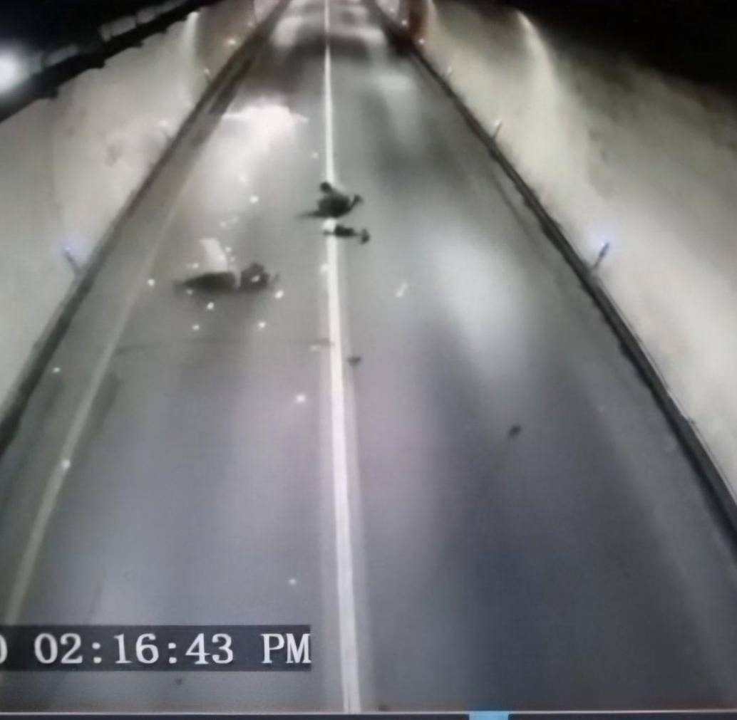 Autoridades y equipos de emergencia atienden el accidente ocurrido en el túnel Buenavista, que obligó al cierre de la vía Bogotá–Villavicencio mientras se evaluaban las condiciones de seguridad del lugar. FOTO: CoviandinaSAS