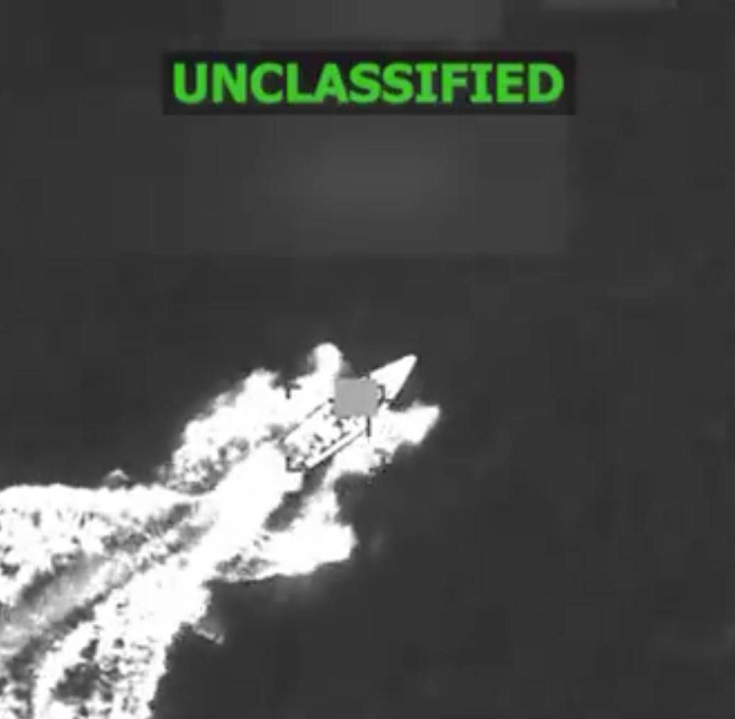 Fragmento del video de la presunta narcolancha antes de ser atacada. FOTO: CAPTURA DE VIDEO/ X PETE HEGSETH