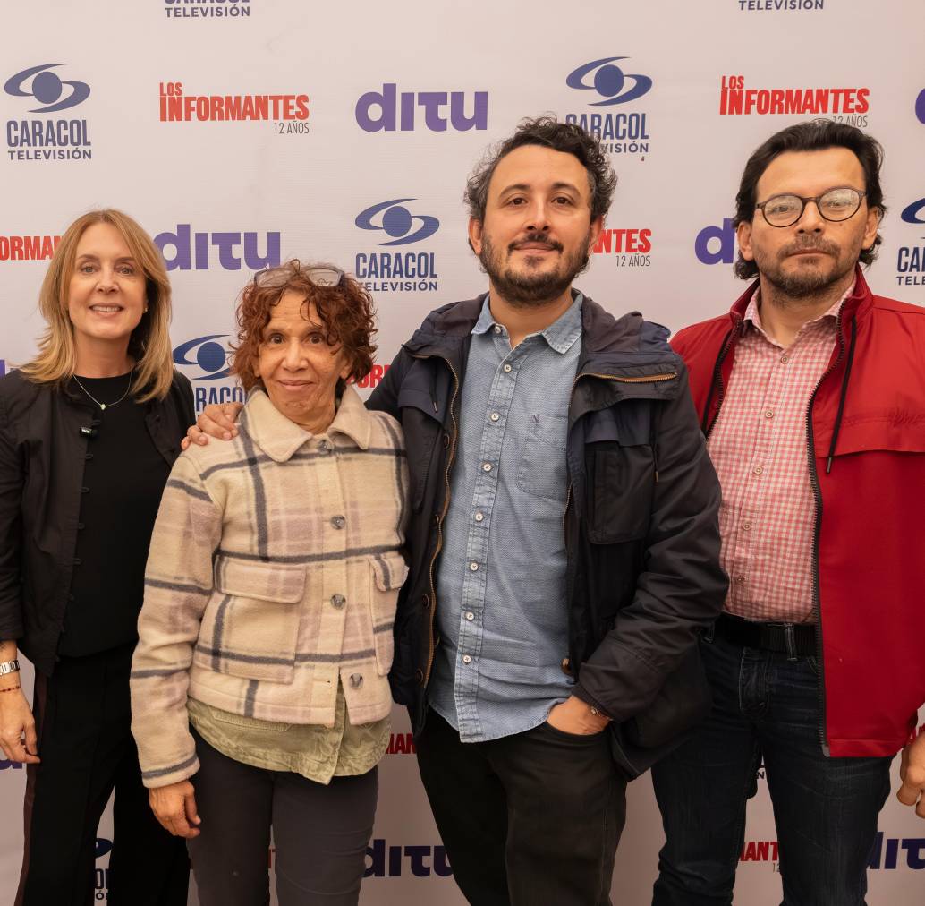 Eduardo Contreras, Diego Rubio, María Elvira Arango, Nena Arrazola, Simón Posada y José Monsalve, el equipo de Los informantes. FOTO cortesía Canal Caracol. 