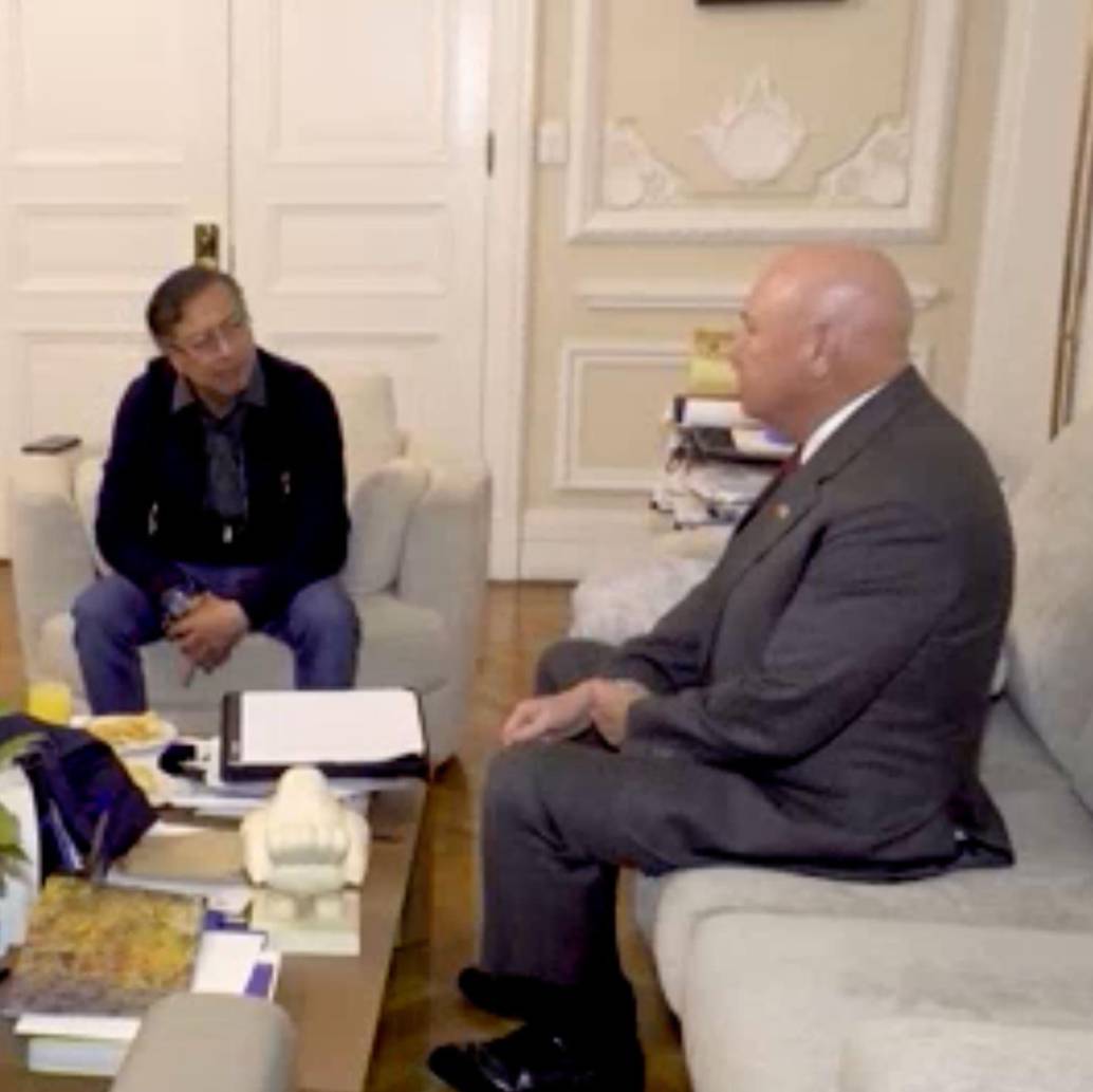 A la izquierda, el embajador de Colombia en Estados Unidos, Daniel García-Peña; en el centro, el presidente Gustavo Petro; en la derecha, John McNamara. FOTO: CORTESÍA PRESIDENCIA