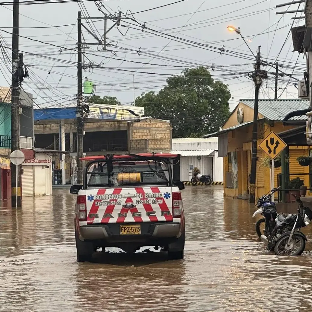Una unidad de los bomberos recorre las inundadas calles de El Bagre. FOTO: imagen tomada de redes.
