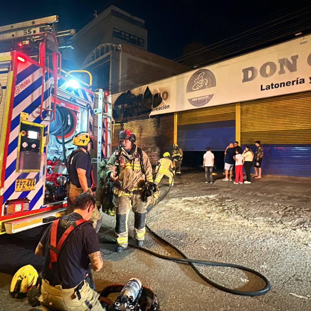 Bomberos de Medellín atendiendo la emergencia en la glorieta de don Quijote. FOTO: Cortesía.