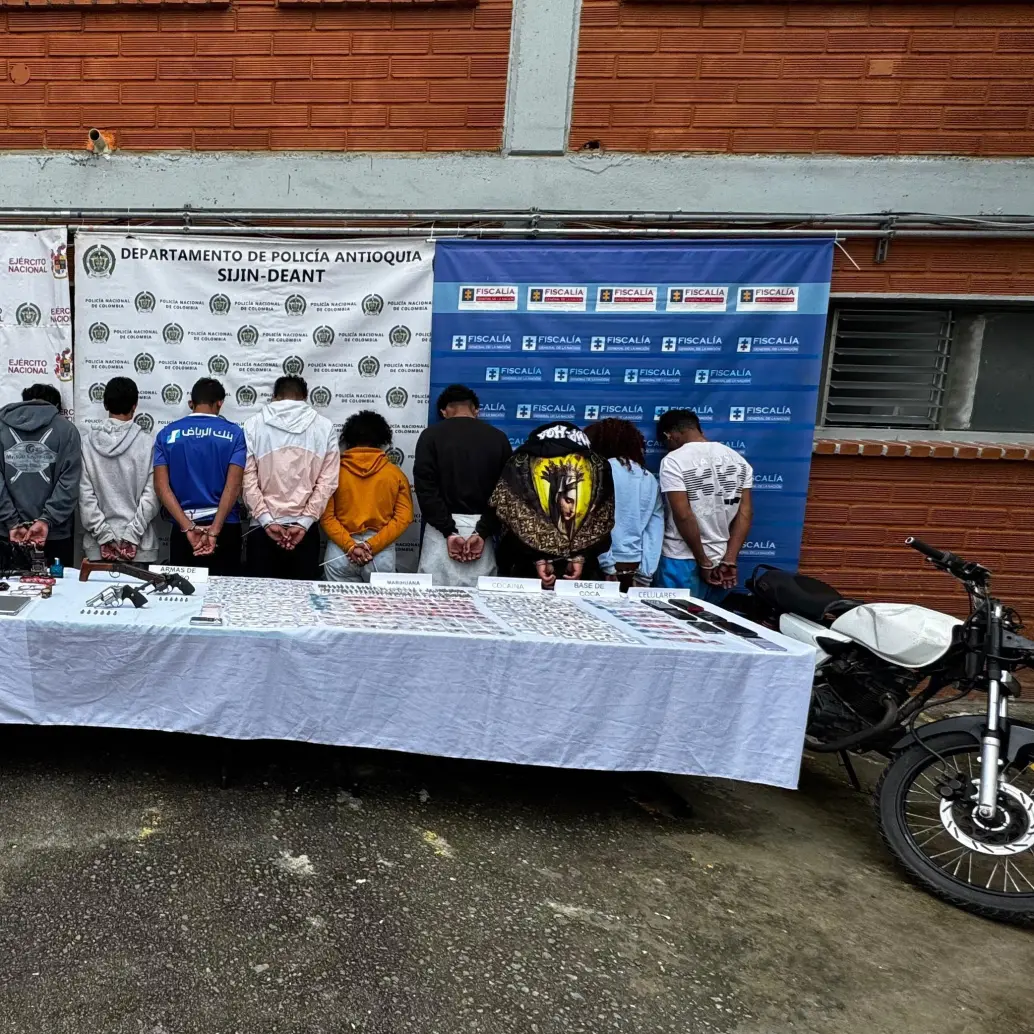 Los detenidos de El Mesa por las autoridades de Rionegro. FOTO: Cortesía
