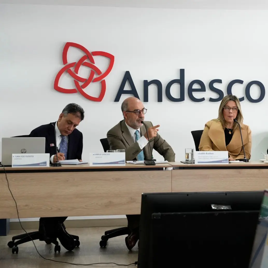Camilo Sánchez, en el centro, seguirá al frente de Andesco y liderará diálogo con el próximo Gobierno. FOTO cortesía Andesco