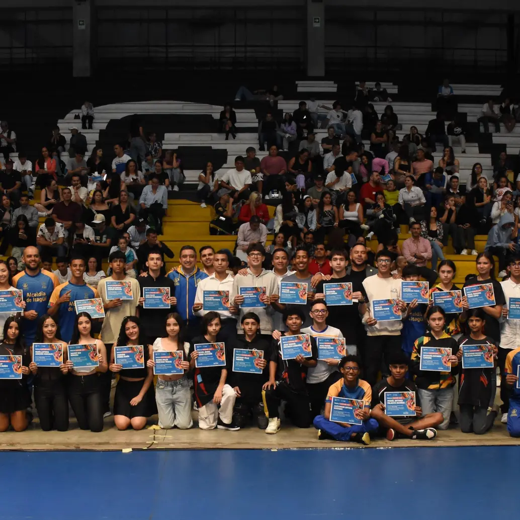 Algunos de los jóvenes deportistas exaltados en la ceremonia en Itagüí. FOTO: Cortesía