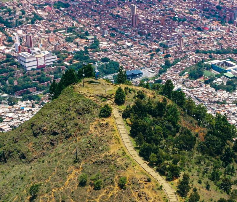 El Cerro Pan de Azúcar, el más alto de los siete cerros tutelares de Medellín, se eleva a más de 2.100 metros sobre el nivel del mar. Se ubica en la Comuna Villa Hermosa. FOTO: Manuel Saldarriaga.