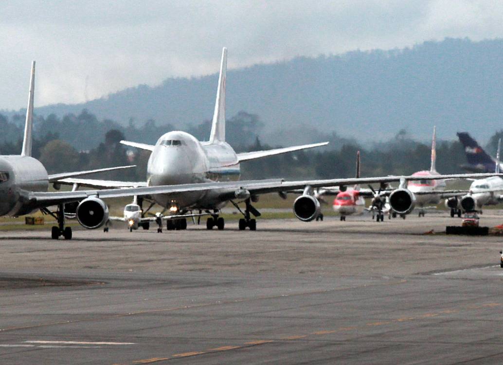 14 de Dic 2012 Bogotá Los recurrentes retrasos en la salida y llegada de vuelos en el aeropuerto El Dorado de Bogotá están lejos de tener una solución rápida y sencilla y menos en esta epoca del año donde hay mas personas para viajar. ( Fotos Colprensa-Raúl Palacios)