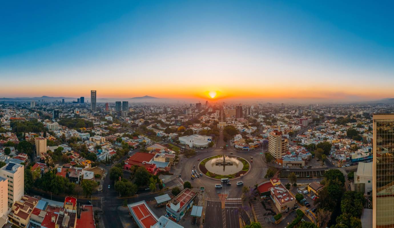 El atardecer transforma a Guadalajara en un lienzo de tonos cálidos. Foto: Oficina de Visitantes y Convenciones de Guadalajara