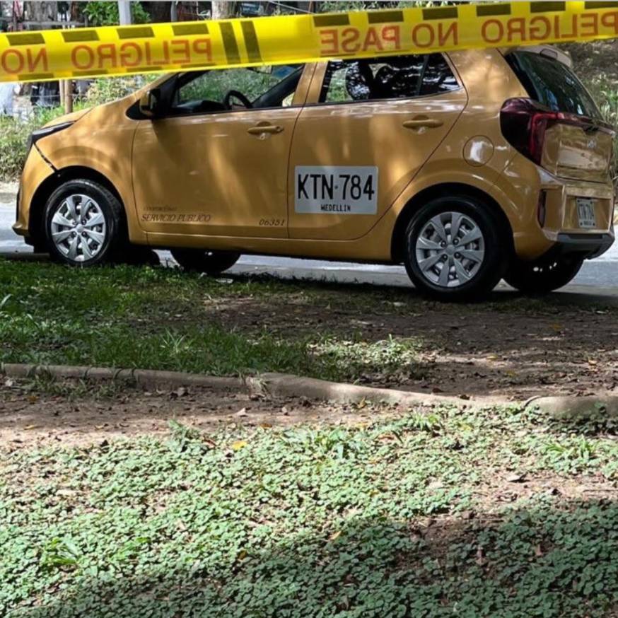 Héctor Fabio Cano, de 46 años, fue encontrado sin vida al interior de este carro en el barrio Alfonso López, en Medellín. FOTO: Cortesía