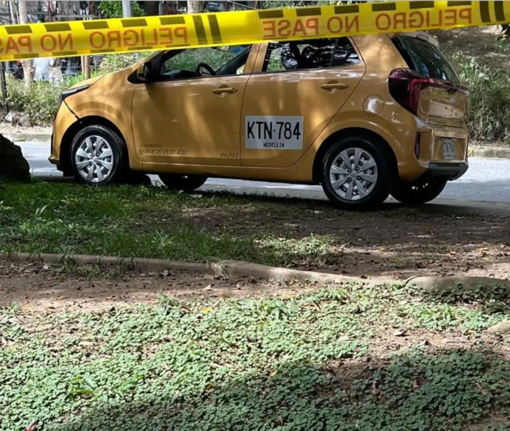 Héctor Fabio Cano, de 46 años, fue encontrado sin vida al interior de este carro en el barrio Alfonso López, en Medellín. FOTO: Cortesía