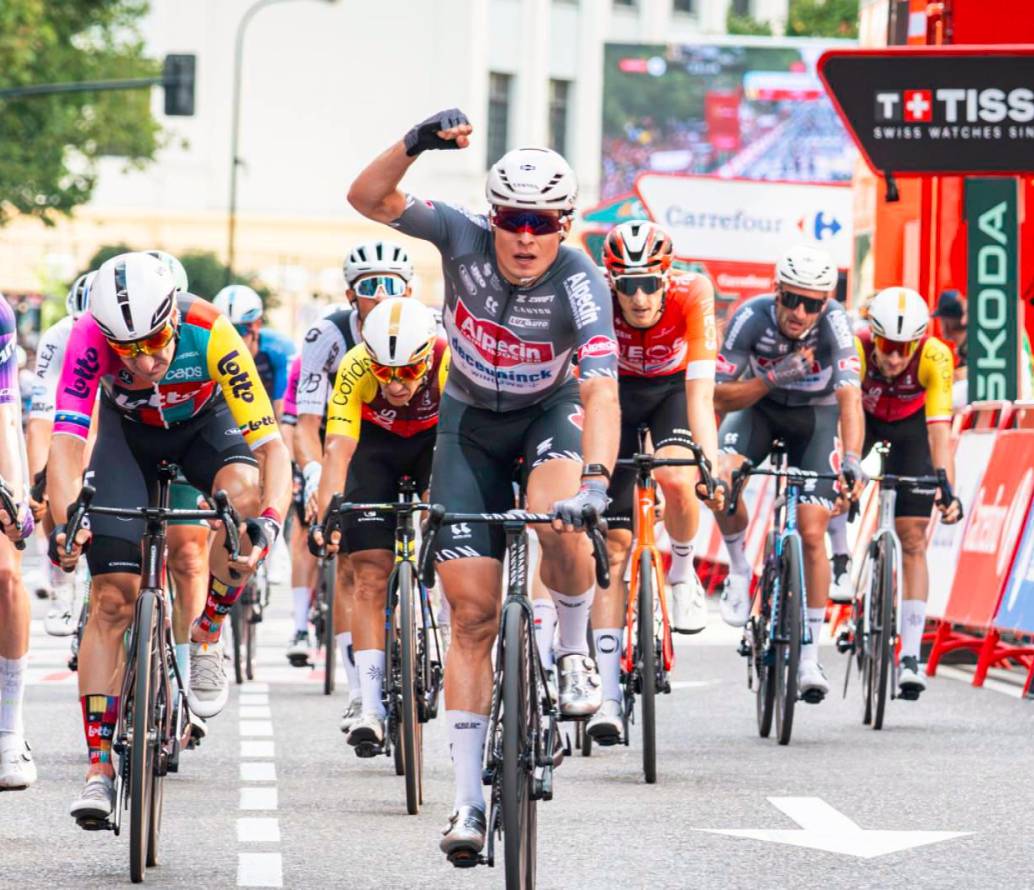 Jasper Philipsen festejando su triunfo en la etapa 8 de la Vuelta España. FOTO @LAVUELTA
