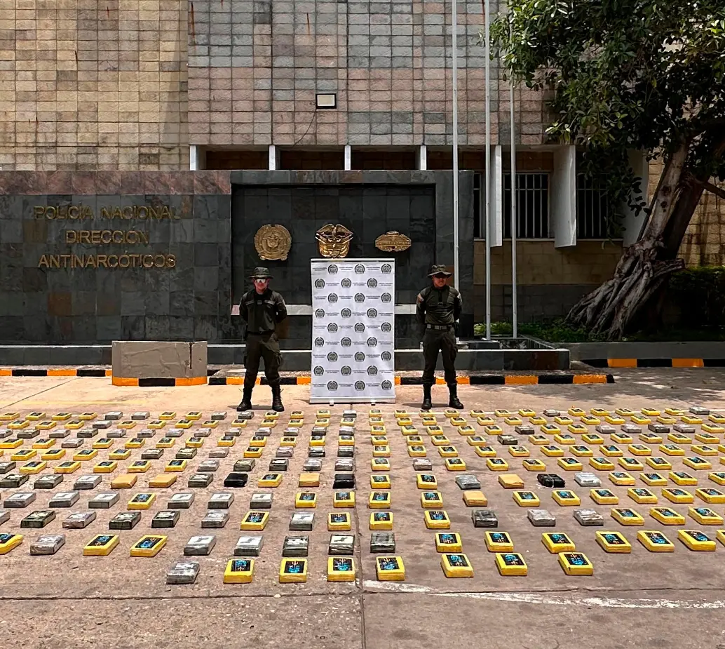 La cocaína que estaba escondida en el contenedor que iba para Francia, estaba empacada en bloques forrados con distintos logos, según el proveedor. FOTO: CORTESÍA DE LA POLICÍA.