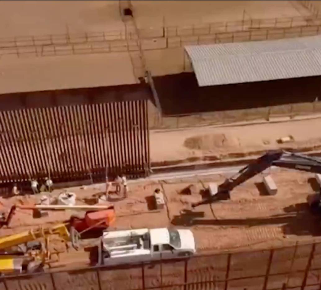 Maquinaria amarilla ayudando en la construcción del “muro secundario”. FOTO: REDES SOCIALES.