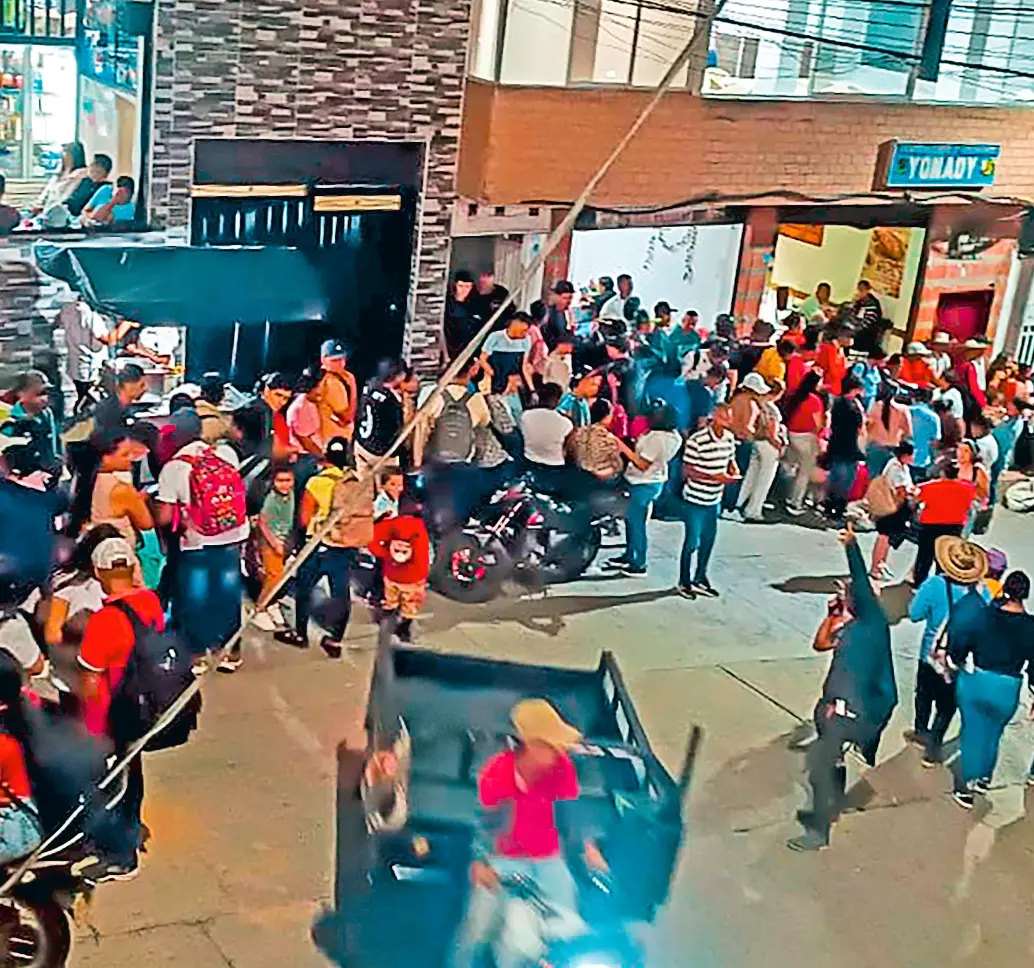 Las más de 2.000 personas están concentradas en el parque principal, a la espera de una solución para su retorno. FOTO <b>CORTESÍA</b>