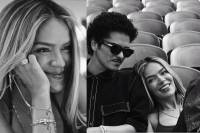 Karol G y Bruno Mars protagonizan el videoclip de ‘Still’. Foto: captura de videoclip Still