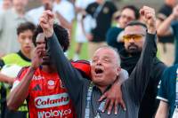 Este es el momento en el que Didier Moreno trata de sacar del campo a Raúl Giraldo, máximo accionista del DIM, quien se enfrentó a los hinchas Poderosos que terminaron molestos por la eliminación. FOTO: MANUEL SALDARRIAGA. 