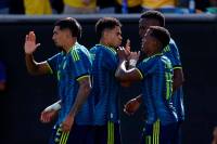Los jugadores de la Selección Colombia celebran con Jhon Arias, responsable de los dos goles de la victoria parcial ante Jordania. Foto: Getty