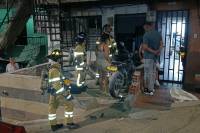 La conflagración, originada mientras se le realizaban reparaciones mecánicas a una motocicleta, movilizó a cinco unidades de bomberos y requirió la intervención de personal técnico para evaluar los daños. FOTO: Alcaldía de Bello