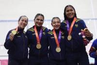 Mariana Pajón (izquierda) sumó oro en pista y mantiene vivo el reto de Los Ángeles 2028 junto a Juliana Gaviria, Manuela Loaiza y Stefany Cuadrado. FOTO COC