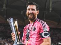 Lionel Messi levanta el trofeo de la Campeones Cup junto a sus compañeros del Inter Miami, tras derrotar a Cruz Azul. FOTO X: INTER MIAMI