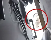 Este es Abdulrahman Alfozan, el ingeniero que habría estado espiando a ejecutivos de OpenAI. El ingeniero fue captado cuando estaba mirando el dispositivo de grabación que instaló. FOTO: Cortesía Departamento de Justicia de EE.UU.