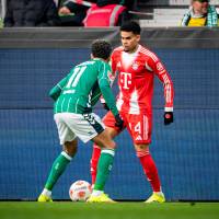 Con su habilidad, Luis Díaz casi siempre le ganó el duelo a su marcador. FOTO @FCBayernES