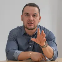 Alder Cruz, alcalde de Sabaneta, asegura que para el próximo año quedarán listas las obras de la carrera 43, que ha estado retrasada por la compra de algunas viviendas. FOTO El colombiano 
