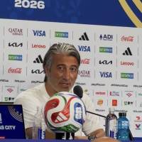 Murat Yakin, en conferencia de prensa: “Se nos castigó por un error. No había razón para la amonestación. No lo entiendo. Fue una situación inocente, no era una acción dañina. El árbitro nos castigó y alteró el partido”. FOTO: Tomada de redes.